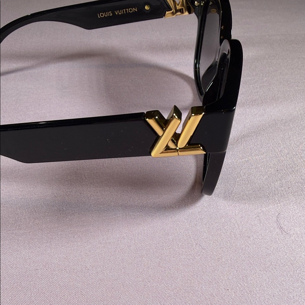 Louis Vuitton Sunglasses in Black with Gold Details -New, never worn - Picture 4 of 8